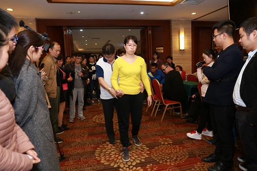 旁听患者被邀请作为真实案例配合现场示教.jpg 旁听患者被邀请作为真实案例配合现场示教.jpg