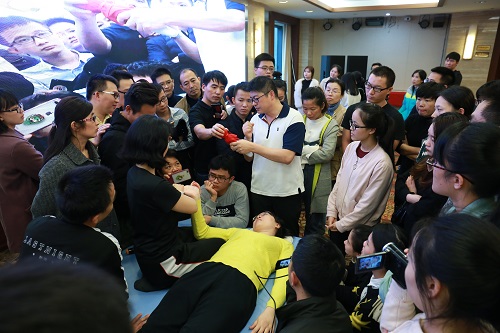 旁听患者被邀请作为真实案例配合现场示教1.jpg 旁听患者被邀请作为真实案例配合现场示教1.jpg